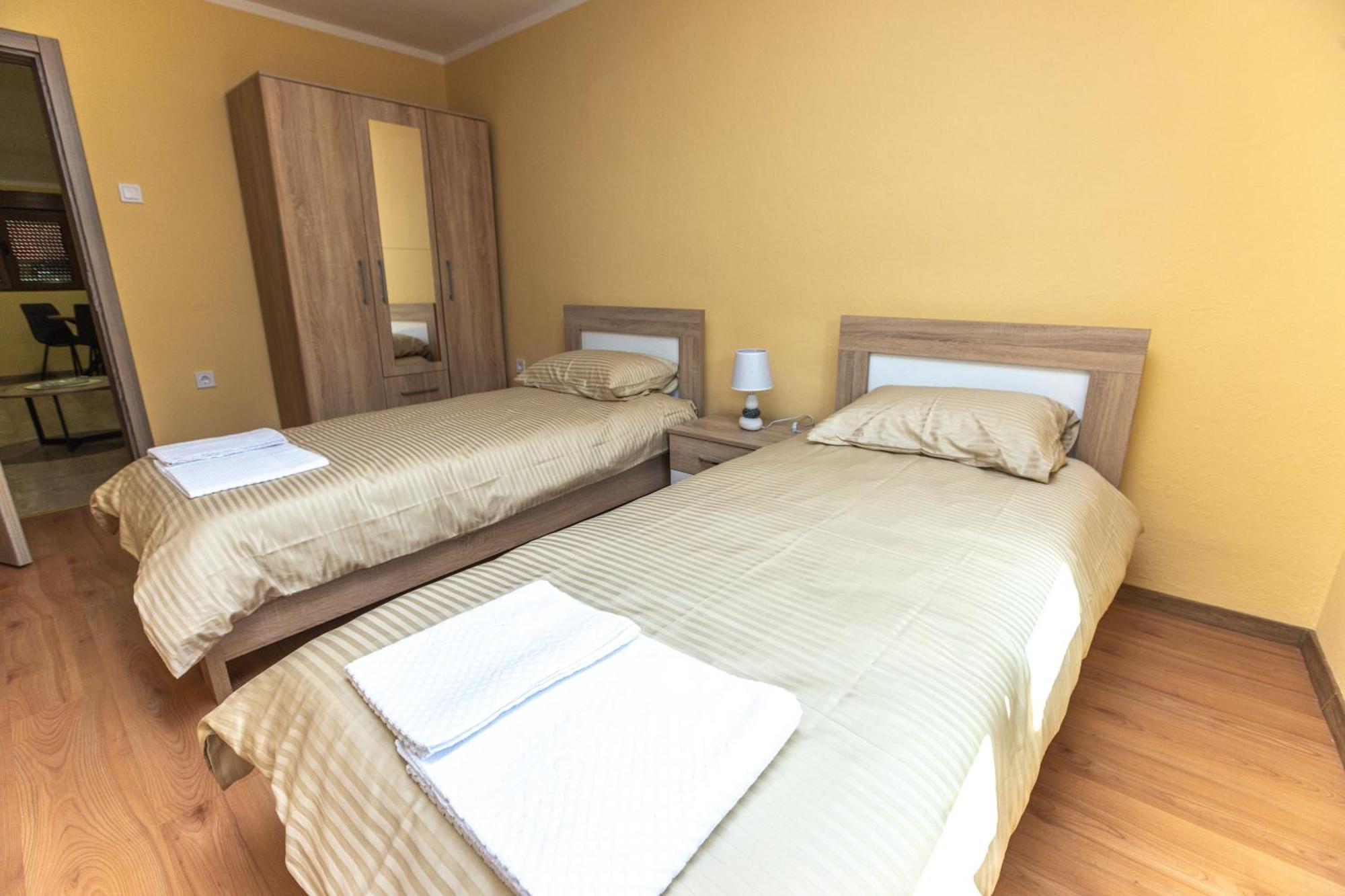 Apartmani Bulevar Цетинє Екстер'єр фото