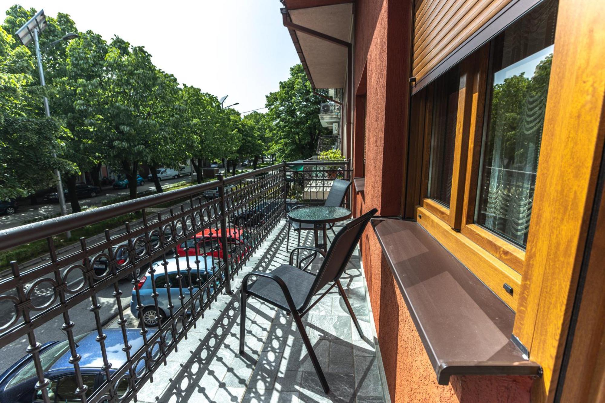Apartmani Bulevar Цетинє Екстер'єр фото