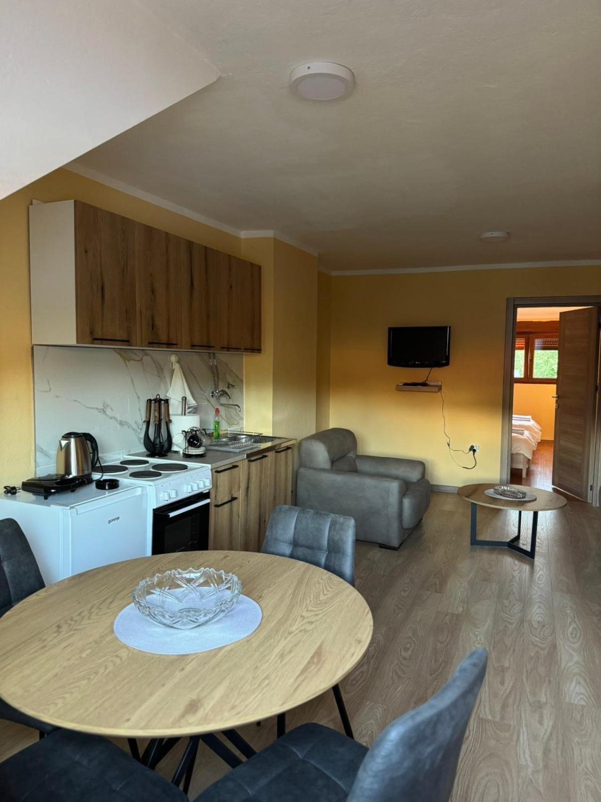 Apartmani Bulevar Цетинє Екстер'єр фото